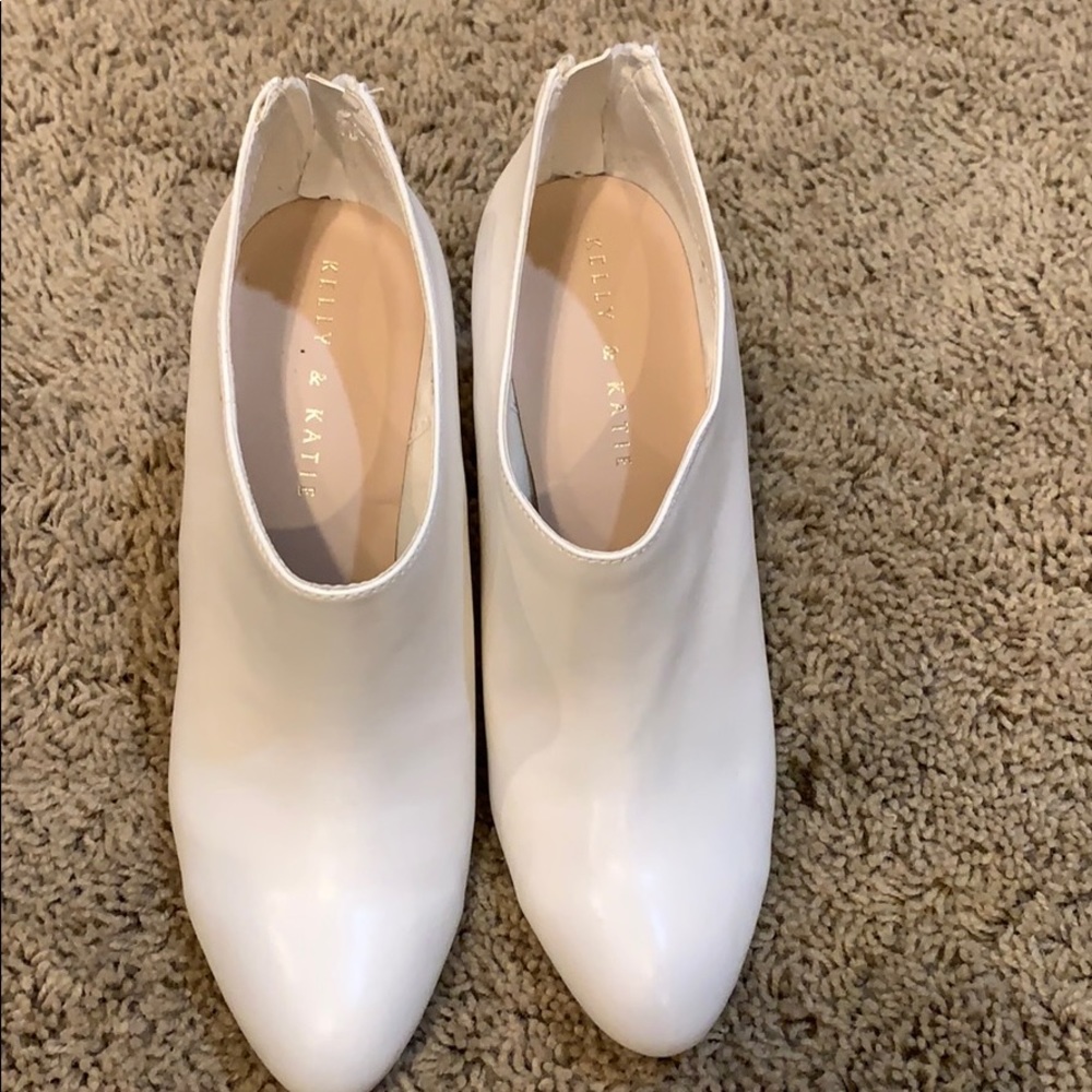 Kelly & Katie White Bootie 🤍 👢